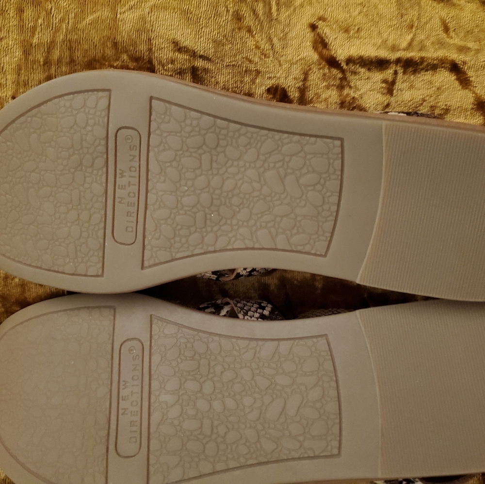 New Directions® Greeway Sandals - Picture 4 of 14